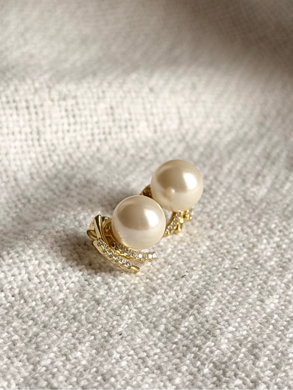 NEW! Pearl and Crystal Stud Earrings in Cream and Gold - Picture 4 of 7
